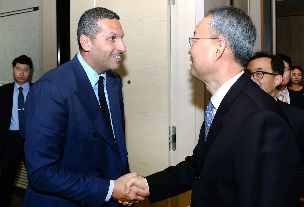 ▲9일 오전 서울 종로구 포시즌스호텔에서 백운규 산업통상자원부 장관과 칼둔 칼리파 알-무바라크 아부다비행정청 장관이 면담 전 악수를 하고 있다.(사진=산업통상자원부)