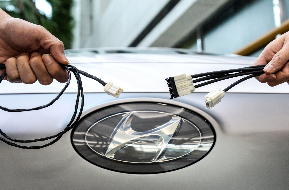 ▲구 CAN 캐이블(좌)과 신 이더넷 캐이블(우) 비교 사진.(사진제공=현대차)