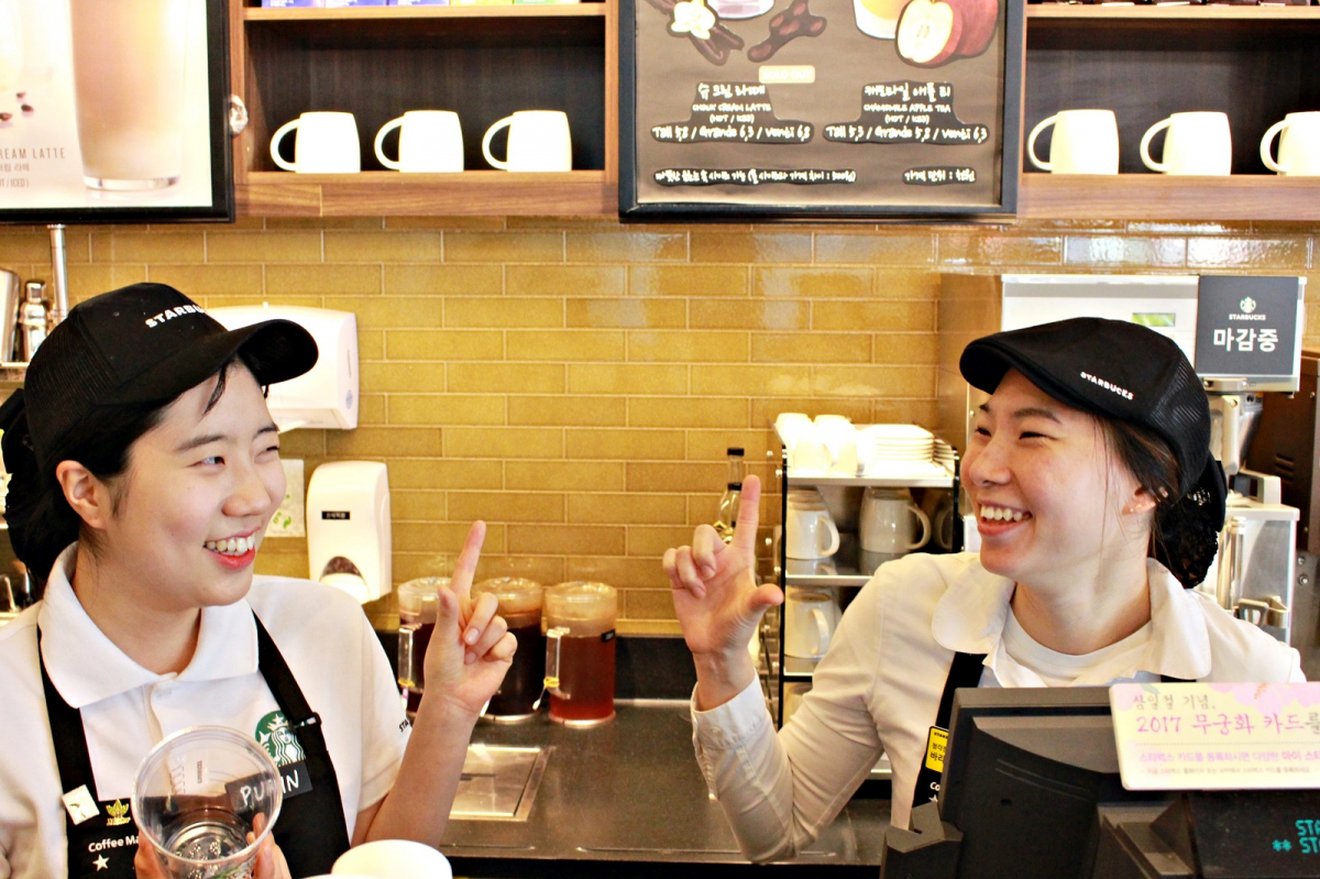 ▲스타벅스 왕십리역점에서 수퍼바이저로 근무 중인 조민아 청각장애인 바리스타(사진 오른쪽)(사진제공=스타벅스 코리아)