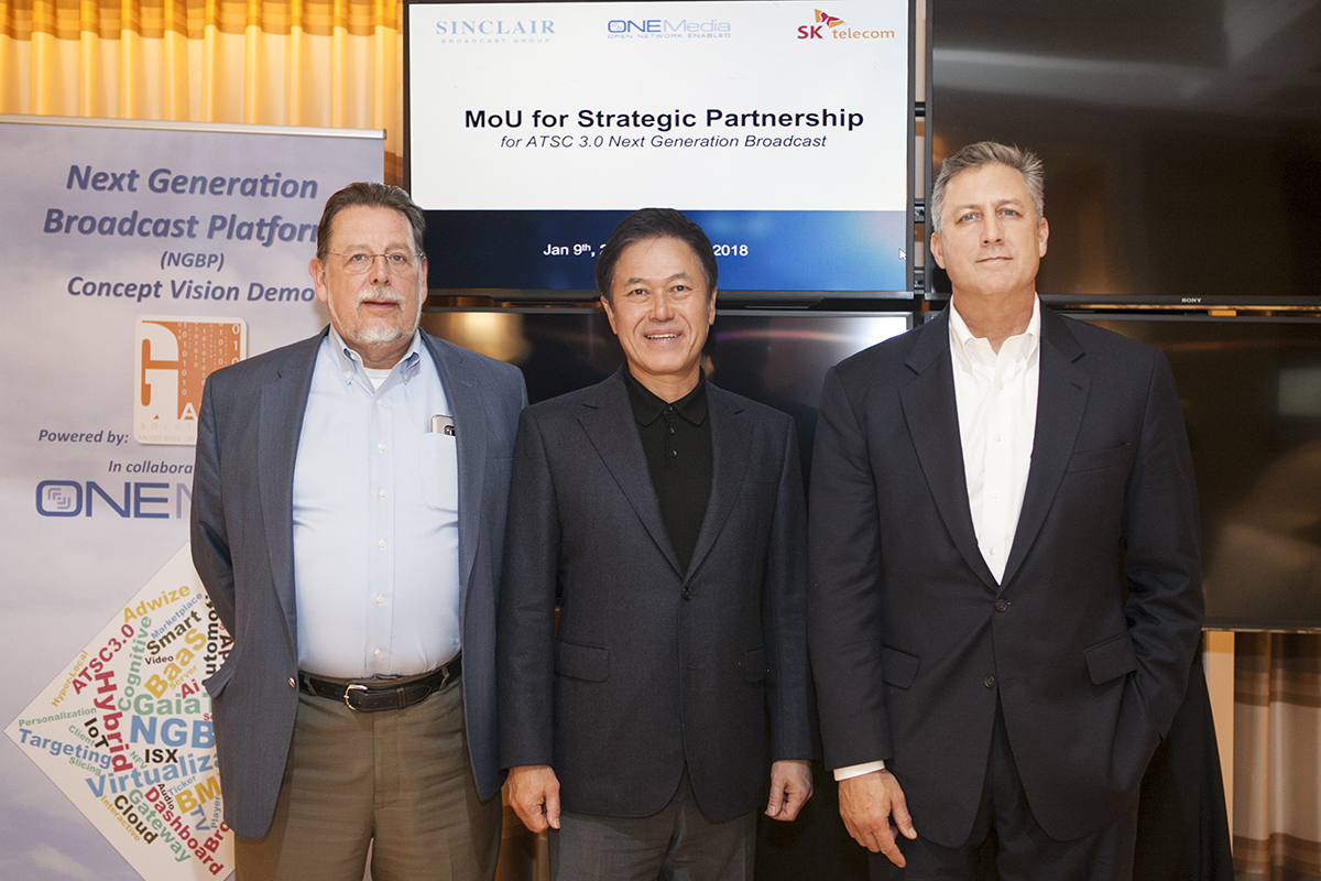 ▲ 왼쪽부터 싱클레어 방송 그룹 마크 에이킨 부사장, SK텔레콤 박정호 사장, 싱클레어 방송 그룹 자회사 원미디어의 케빈 게이지 CTO(최고기술책임자(사진제공= SK텔레콤)