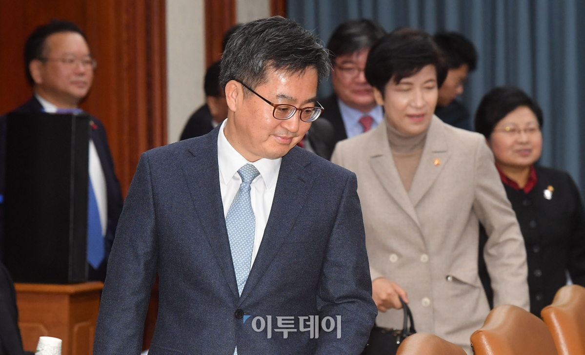 ▲김동연 부총리(가운데)