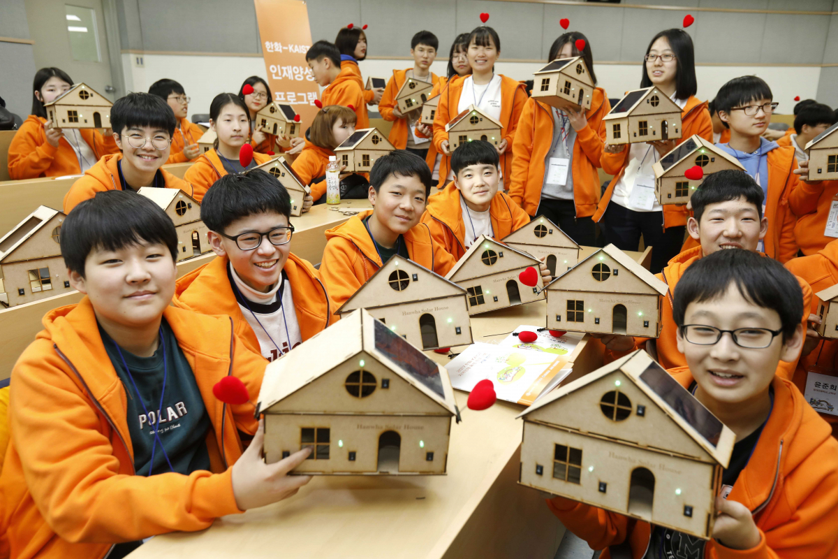 ▲한화그룹은 지난 11일부터 2박3일간 카이스트 대전 본원에서 겨울방학을 맞이한 중학생들을 대상으로 과학캠프를 진행했다. 참가 학생들은 카이스트 학생 및 교수들로부터 과학의 원리를 배우고 친환경 에코하우스와 오또봇(Otto봇, 오픈소스 하드웨어 로봇)을 직접 만들어보는 시간을 가졌다. (사진제공=한화)(사진제공=한화)