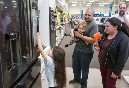 ▲미국 베스트바이 매장에서 어린이 고객이 패밀리허브 냉장고를 체험하고 있다.(사진제공=삼성전자)
