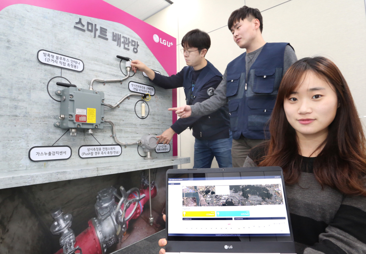 ▲밸브실 모듈과 스마트 배관망 관리시스템 관제 화면을 소개하는 모습.(사진제공= LG유플러스)