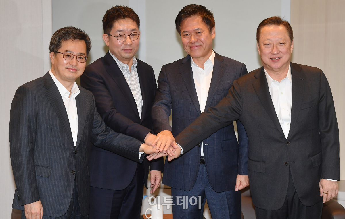 ▲15일 서울 중구 대한상의에서 열린 혁신성장 옴부즈만 출범식에서 김동연 부총리(왼쪽부터)와 조광수 연세대 교수, 박정태 SKT 사장, 박용만 대한상의 회장이 손을 모으고 있다.(이동근 기자 foto@)