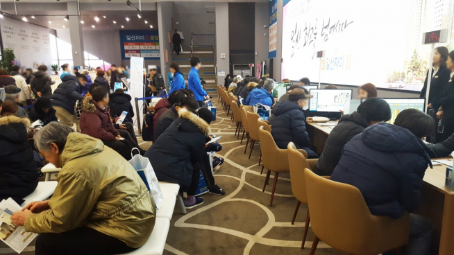 ▲‘일산자이 2차’ 견본주택을 찾은 방문객들이 내부를 둘러보고 상담을 받고 있다(사진=GS건설)