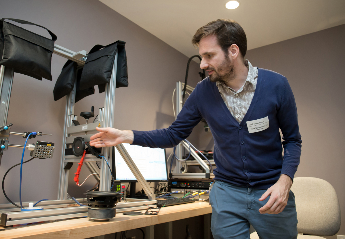 ▲삼성전자 오디오랩 직원들이 오디오랩 시설과 장비에 대해 소개하고 있다.(사진제공=삼성전자)