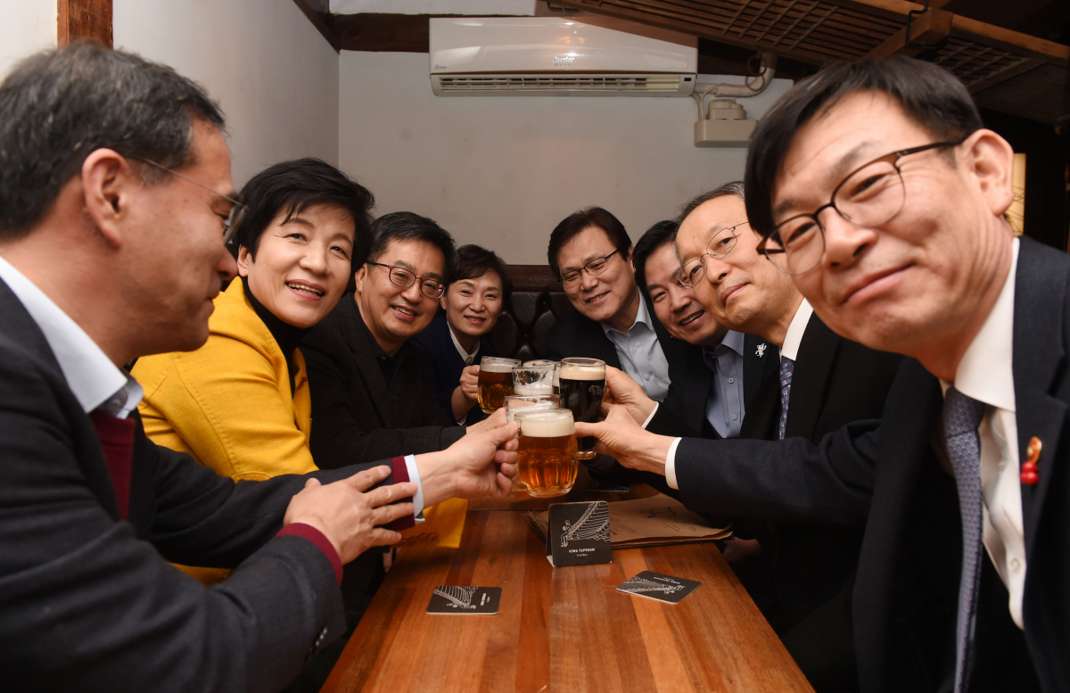 ▲12일 오후 서울 종로구 소격동의 한 가게에서 김동연 부총리(왼쪽 세 번째)를 위시한 경제부처 장관들이 모여 부동산 안정화 대책 논의 전 건배를 하고 있다.(기획재정부)