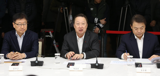 ▲대한상공회의소와 더불어민주당은 15일 대한상의회관 챔버라운지에서 ‘사회적대타협을 위한 현안 경청간담회’를 개최했다. 박용만 대한상의 회장(가운데)이 인사말을 하고 있다.(사진제공=대한상의)