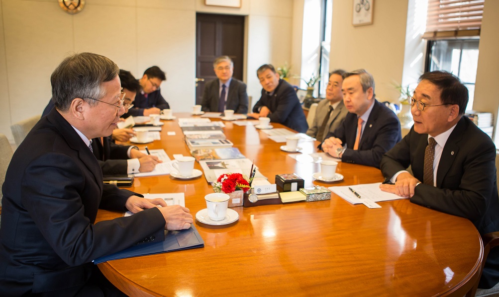 ▲반장식 청와대 일자리수석 등 청와대 관계자들이 15일 서울 서대문구에 있는 연세대학교를 방문해, 최근 불거진 청소·경비인력의 고용문제와 관련해 노동자와 학교 측과 각각 간담회를 갖고 의견을 청취했다.(사진제공=청와대)