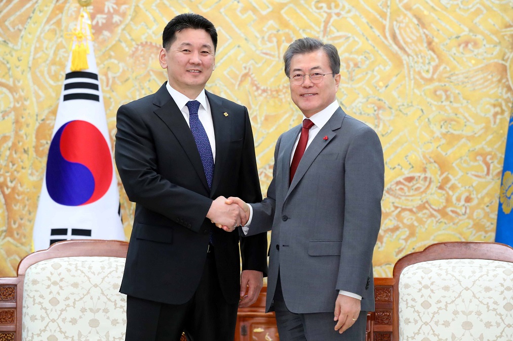 ▲문재인 대통령이 15일 청와대 접견실에서 오흐나 후렐수흐 몽골 총리를 만나 악수하고 있다.(뉴시스)