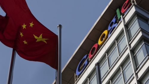 ▲구글이 지난 2010년 중국 검색시장에서 철수하기 전 베이징 사무실 앞에 중국 국기가 펄럭이고 있다. 블룸버그
