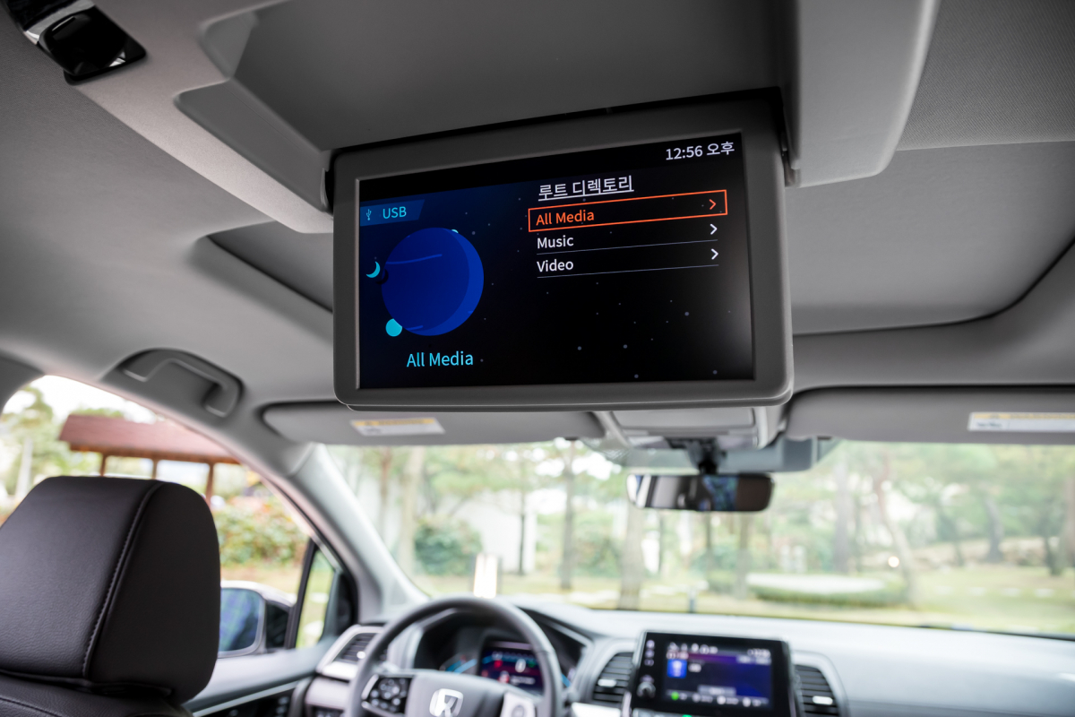 ▲올 뉴 오딧세이 2열 디스플레이(사진제공=혼다코리아)