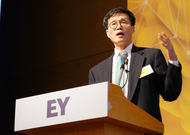 ▲이창용 IMF 국장이 16일 서울 중국 롯데호텔에서 열린 EY한영 경제세미나에 참석해 연설을 하고 있다.(EY한영)