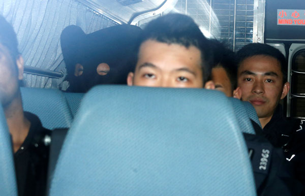 ▲16일(현지시간) 홍콩에 여행 온 후 아내와 아들을 살해한 혐의로 체포되어 마스크를 쓰고 있는 A씨(왼쪽)가 홍콩 법원으로 이송되고 있다.(연합뉴스)
