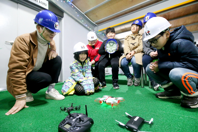 ▲신안교육지원청에서 드론 특성화 학교로 지정한 임자남초등학교 학생들이 KT 기가 아일랜드 드론 교육장을 찾아 실습을 하고 있다.  (사진제공= KT)