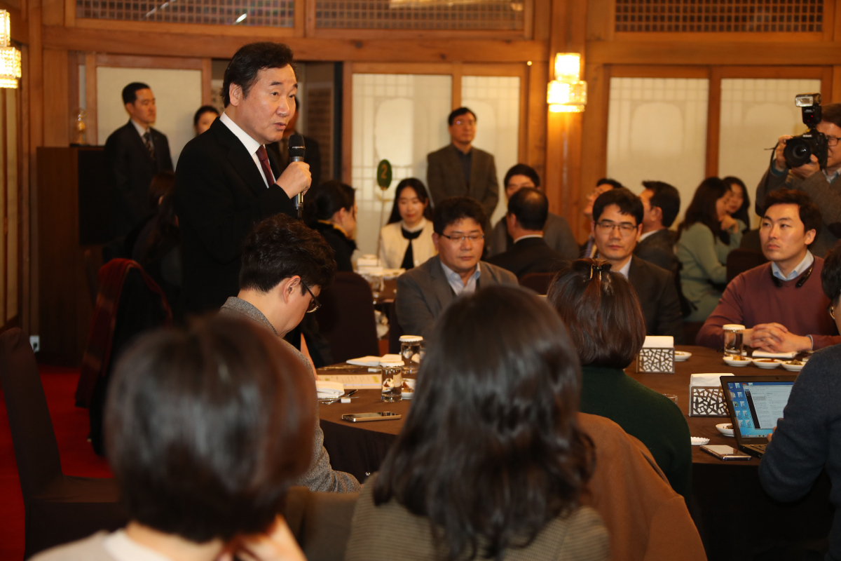 ▲이낙연 국무총리가 16일 삼청동 총리공관에서 열린 출입기자단과 오찬 간담회에서 발언하고 있다.(사진=연합뉴스 )