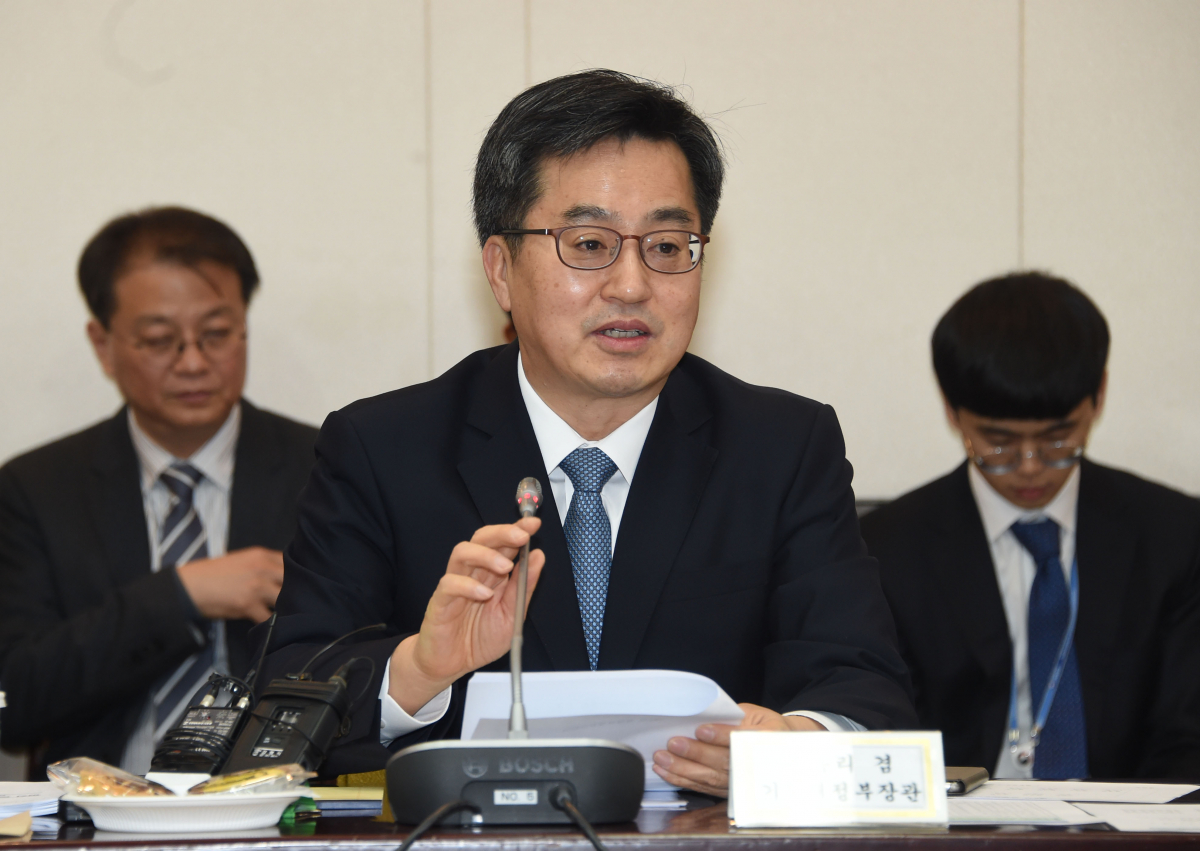 ▲김동연 부총리(가운데)가 17일 정부서울청사에서 2차 경제관계장관회의를 주재하고 있다.(기획재정부)