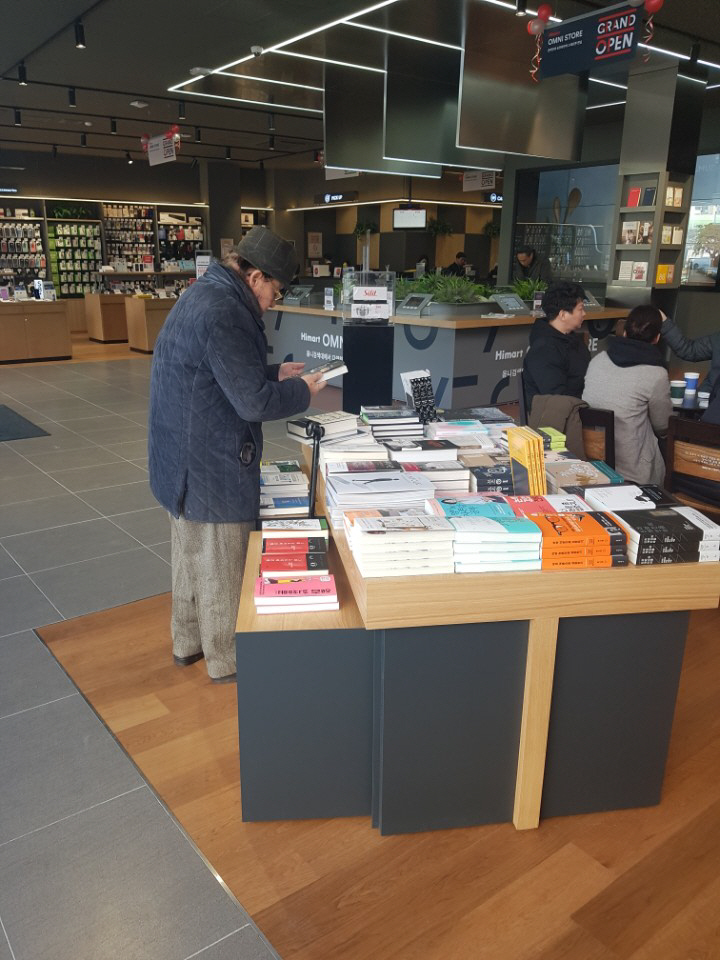 ▲롯데하이마트는 5일 하이마트 구리역점을 새단장하고 온·오프라인 결합형 매장 ‘옴니스토어’를 열었다.