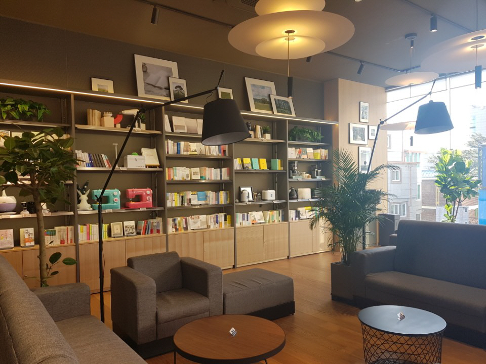 ▲롯데하이마트는 5일 하이마트 구리역점을 새단장하고 온·오프라인 결합형 매장 ‘옴니스토어’를 열었다.