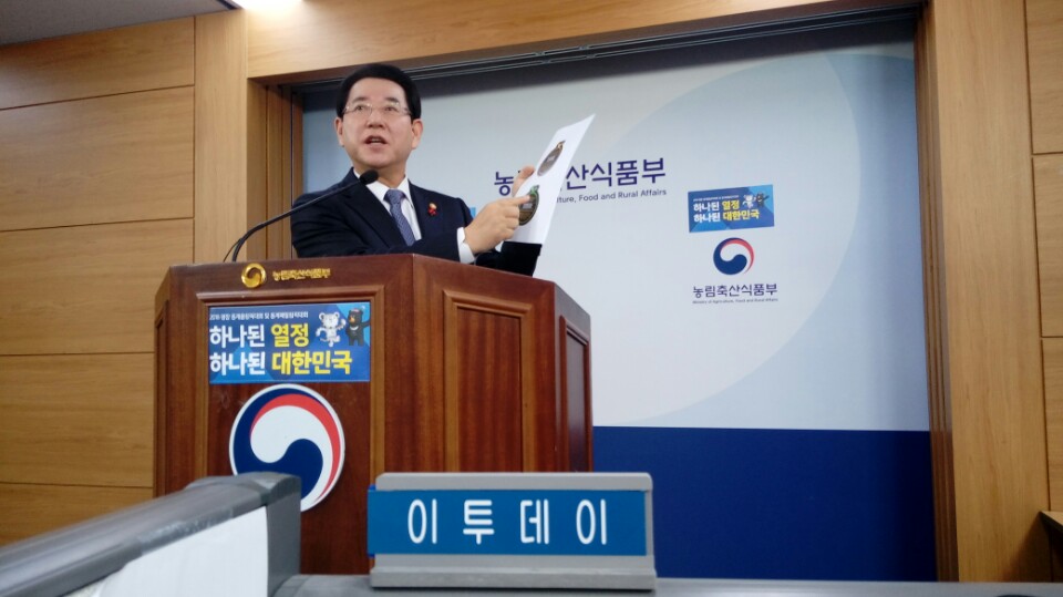 ▲김영록 농식품부 장관이 17일 정부세종청사에서 김영란법 개정효과 증대방안을 브리핑하고 있다.