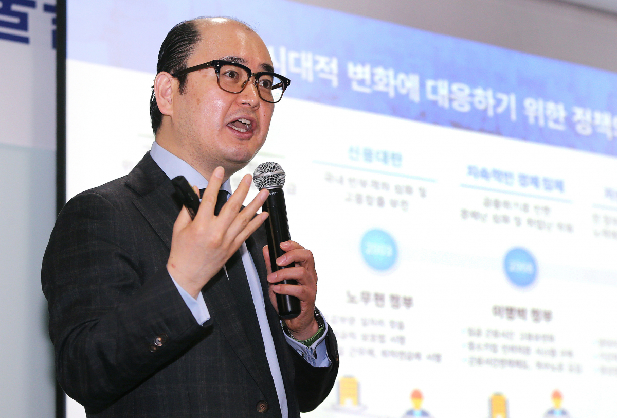 ▲이수성 롤랜드버거 서울사무소 대표가 17일 서울 여의도 중기중앙회에서 보고서를 발표하고 있다.(사진제공=중기중앙회)