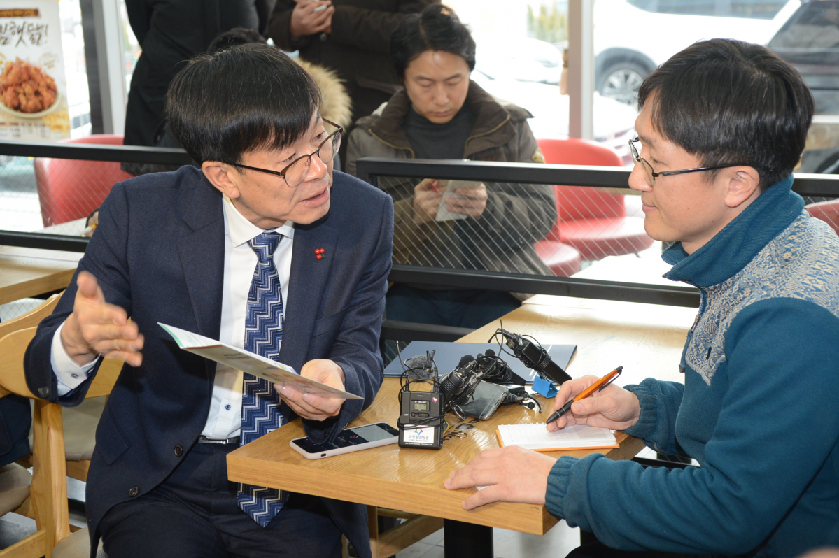 ▲김상조 공정거래위원장이 17일 오후 세종 아름동의 한 상가에서 프랜차이즈 가맹점주에게 최저임금 상승으로 인한 애로사항을 청취하고 있다. (사진=공정거래위원회)