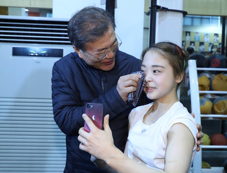 ▲문재인 대통령이 17일 오전 충청북도 진천군 진천 국가대표 선수촌을 방문, 여자 체조 선수 이은주양이 훈련 중 힘들어 눈물 흘리자 자신의 손수건을 꺼내 직접 닦아주고 있다.(연합뉴스)