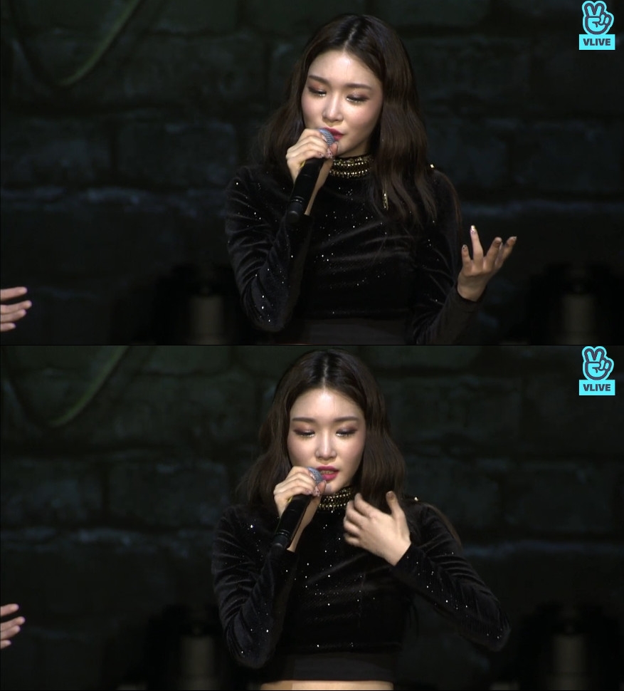 ▲청하(출처=네이버V라이브)