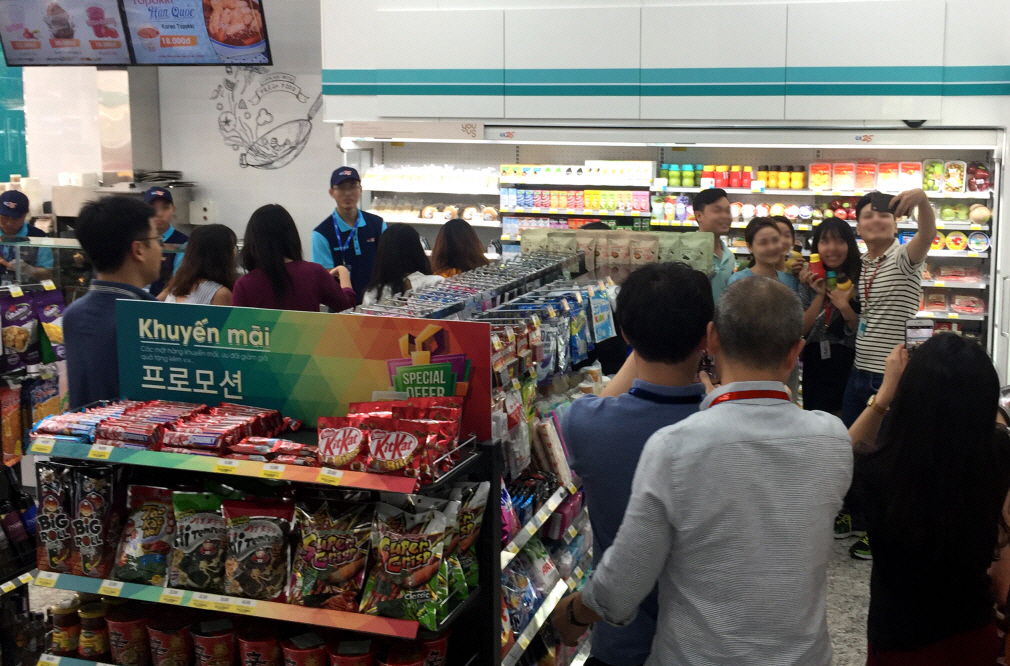 ▲베트남 GS25 1호점 그랜드 오픈 전 진행한 소프트오픈(가오픈)에서 베트남 고객들이 점포를 방문해 기념촬영을 하고 있다(사진제공=GS리테일)