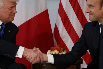 ▲도널드 트럼프 미국 대통령과 에마뉘엘 마크롱 프랑스 대통령이 지난해 5월 25일(현지시간) 벨기에 브뤼셀에서 만나 악수하고 있다. 브뤼셀/AP뉴시스
