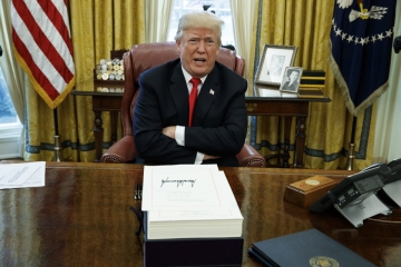 ▲도널드 트럼프 미국 대통령이 백악관 집무실 책상에 앉은 모습. 오른쪽에 보이는 버튼은 ‘핵 버튼’이 아니라 콜라를 주문하는 단추로 알려졌다. 워싱턴D.C./AP뉴시스