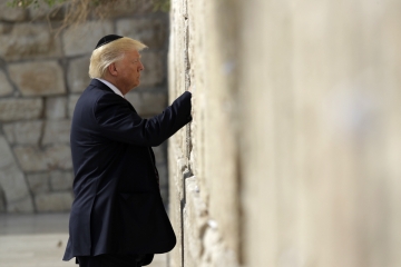 ▲도널드 트럼프 대통령이 지난해 5월 미국 대통령으로는 처음으로 이스라엘 예루살렘 ‘통곡의 벽’을 찾았다. 예루살렘/AP뉴시스