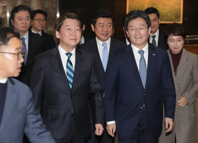 ▲국민의당 안철수 대표와 바른정당 유승민 대표가 18일 오전 통합 공동선언을 발표하기 위해 국회 정론관으로 향하고 있다. 2018.1.18(연합뉴스)