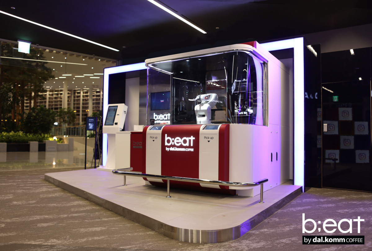 ▲결제전문기업 다날의 프랜차이즈 커피전문브랜드 달콤커피는 업계 최초로 상용화에 나선 로봇카페 ‘b;eat(이하 비트)’ 2기를 인천공항 제2터미널에 입점하고, 본격적인 글로벌 손님맞이를 시작했다. 사진은 인천공항에 입점한 로봇카페 비트 모습.(사진=달콤커피)