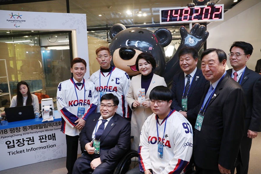 ▲문재인 대통령 부인 김정숙 여사가 18일 오전 서울 동대문구 동대문디자인플라자(DDP)에서 열린 평창동계패럴림픽 D-50 행사에서 입장권을 예매한 뒤 기념촬영을 하고 있다.(연합뉴스)