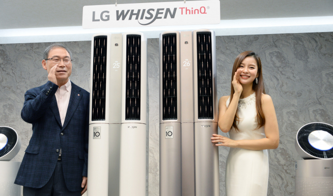 ▲송대현 LG전자 H&A사업본부장 사장이 모델과 함께 '휘센 씽큐 에어컨'을 소개하고 있다. (사진제공=LG전자)