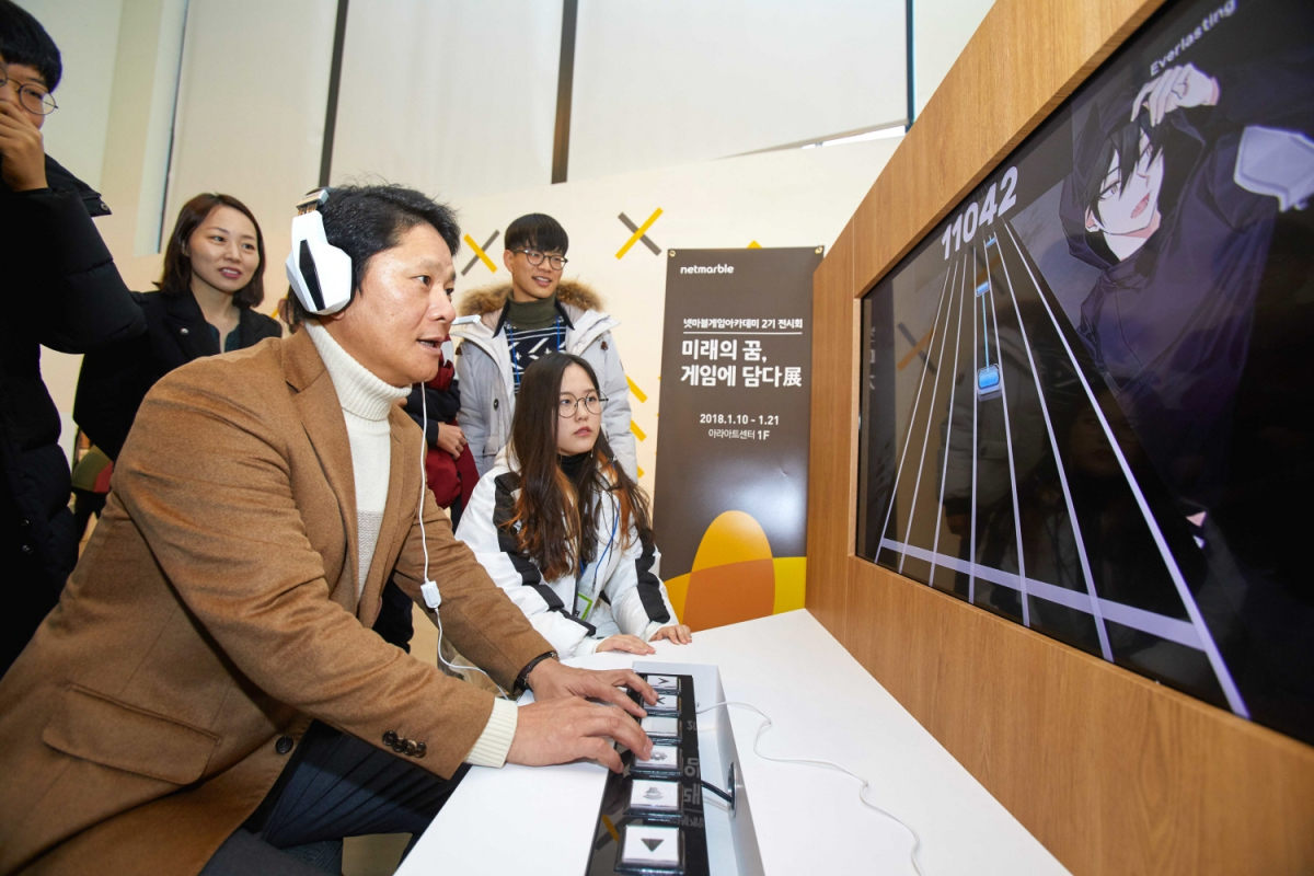 ▲권영식 넷마블게임즈 대표가 학생들이 개발한 게임을 직접 시연해보고 있다. (넷마블게임즈)