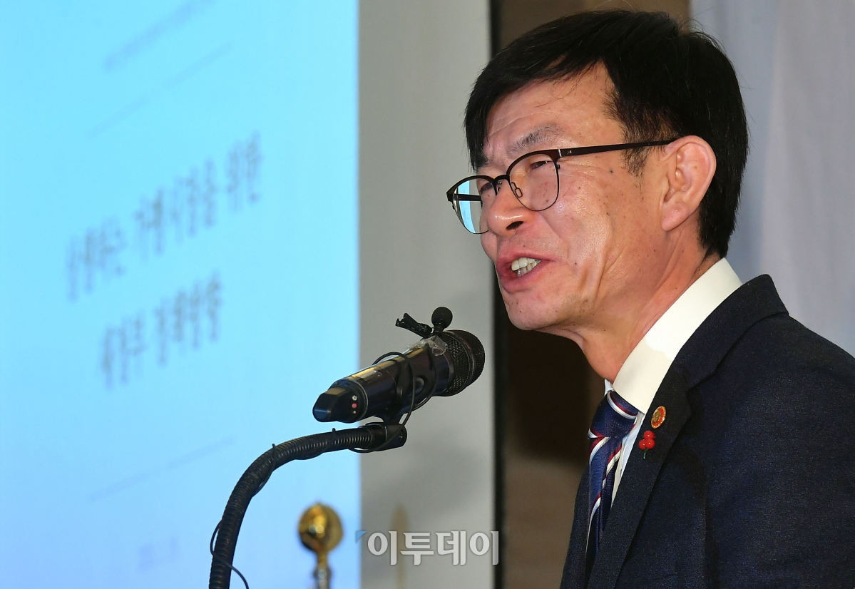 ▲김상조 공정거래위원장이 19일 오전 서울 강남구 쉐라톤팔래스강남호텔에서 열린 여의도정책포럼·한국프랜차이즈산업협회 CEO조찬강연회에 참석해 '상생하는 가맹시장을 위한 새정부 정책방향'을 주제로 강연하고 있다. 이동근 기자 foto@