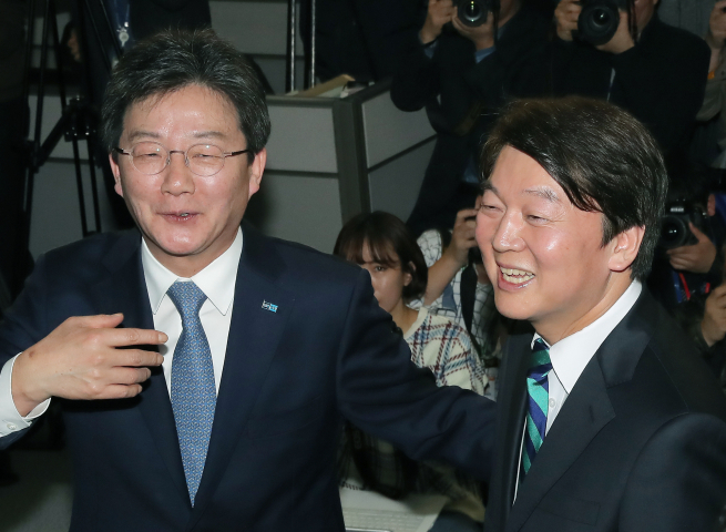 ▲국민의당 안철수 대표와 바른정당 유승민 대표가 18일 오전 국회에서 정론관에서 통합 공동선언을 한 뒤 밝은 모습으로 회견장을 나서고 있다.(연합뉴스)