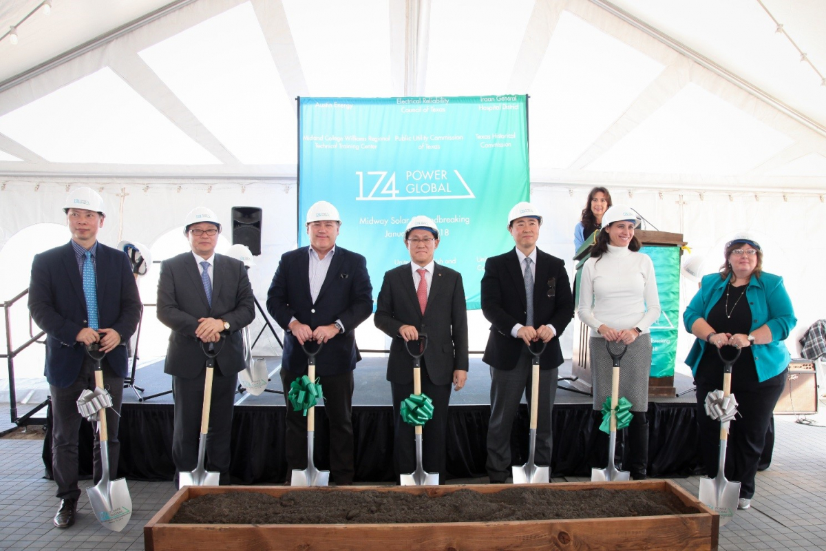 ▲한화에너지(대표이사 류두형)는 1월 18일 미국 텍사스주 중서부 페코스 카운티(Pecos County)에 위치한 236MW 규모의 미드웨이(Midway) 태양광 발전소 착공식을 진행했다. (사진 왼쪽부터 한화큐셀 이종권 상무, 한화에너지 신지호 전무, Bank of Americas Merrill Lynch Jack Cargas 전무이사, 한화에너지 류두형 대표이사, 174 Power Global Henry Yun 상무, Austin Energy Erika Bierschbach 개발 총괄이사, McCamey시 Patty Jones 시장)(사진제공=한화에너지)