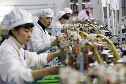▲중국 허베이성의 한 공장에서 노동자들이 조립 작업을 하고 있다. 허베이/AP연합뉴스
