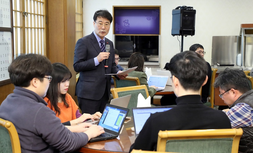 ▲장하성 청와대 정책실장이 21일 오후 청와대 춘추관에서 최저임금 정책과 관련한 기자 간담회를 열고 있다.(연합뉴스)