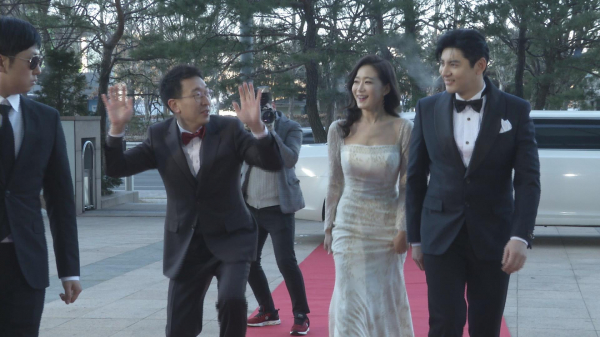 ▲자체 시상식에 참석하는 '서프라이즈' 재연 배우들(사진=MBC)