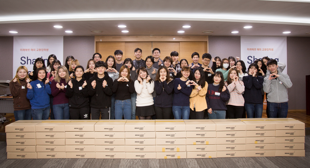 ▲봉사활동에 참여한 미래에셋 해외 교환장학생들이 기념촬영을 하고 있는 모습. (사진제공=미래에셋그룹)