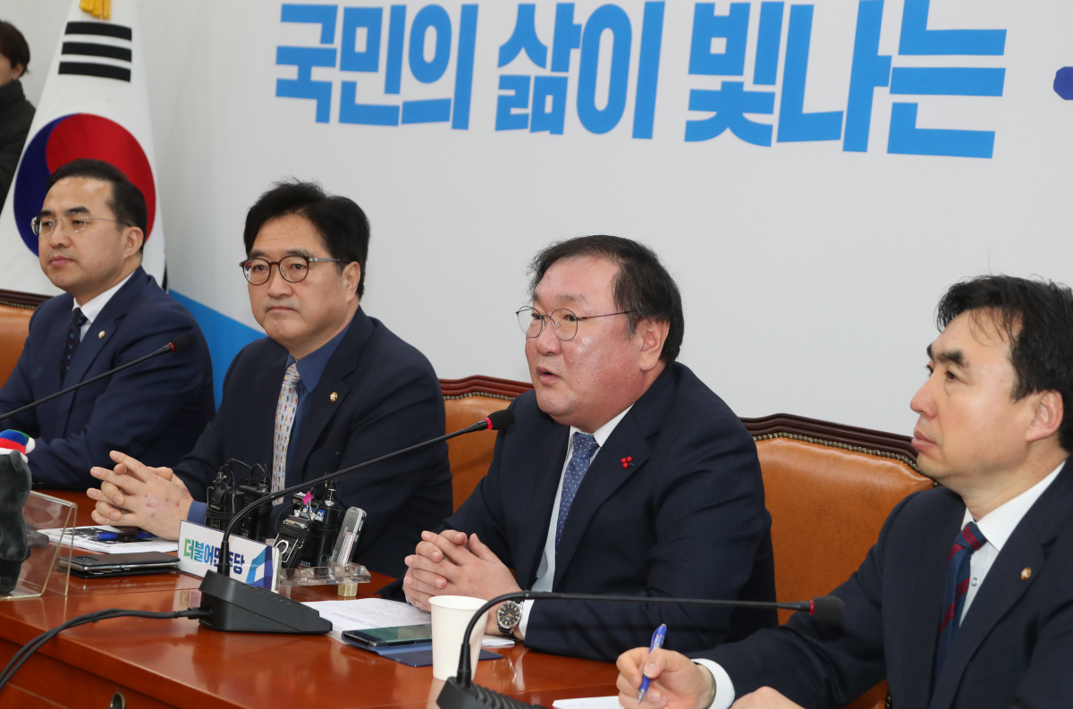 ▲더불어민주당 김태년 정책위의장이 22일 국회에서 열린 원내대책회의에서 최저임금 인상 후속 대책 관련 발언을 하고 있다.(연합뉴스)