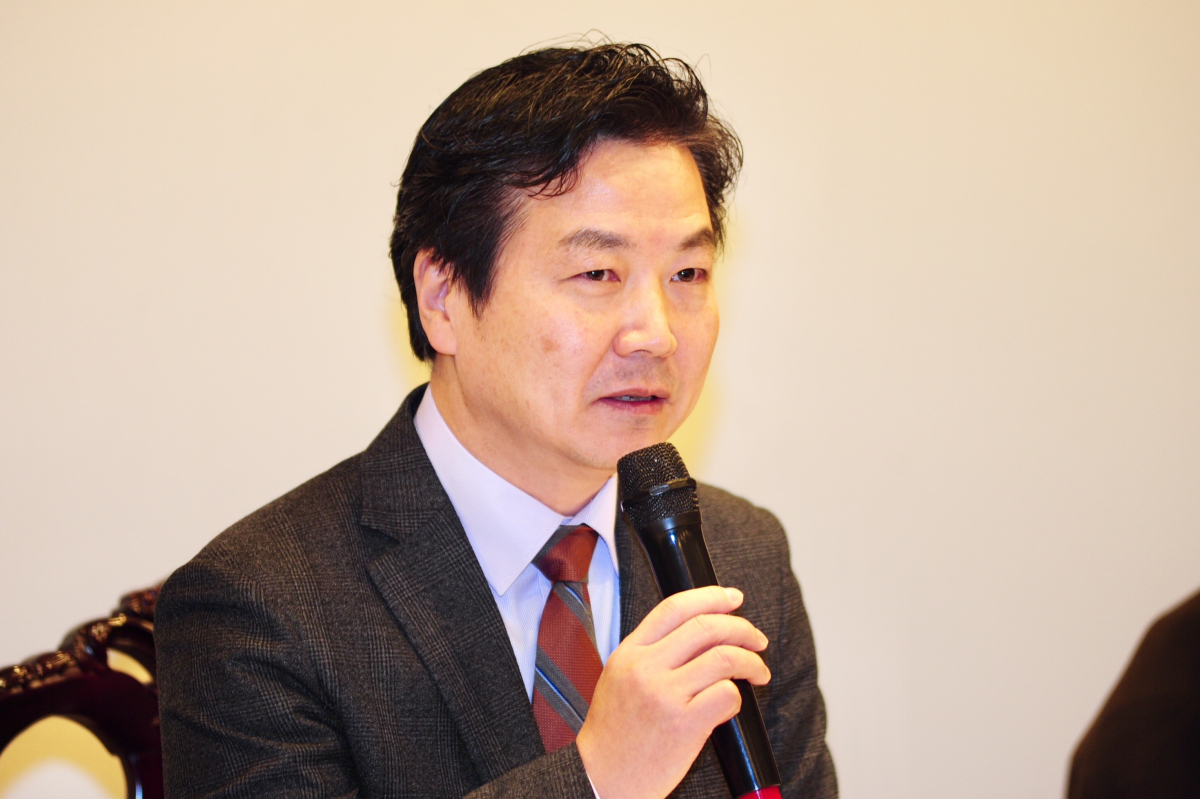 ▲홍 장관은 22일 서울 여의도의 한 중식당에서 열린 기자간담회에서 “‘월급 190만 원 미만’과 ‘30인 미만 영세 기업’이라는 일자리 안정자금 수급 기준으로 인해 혜택에서 제외되는 일부 사업자들이 있는데 이 문제를 검토하고 있다”고 말했다.(사진제공=중기부)