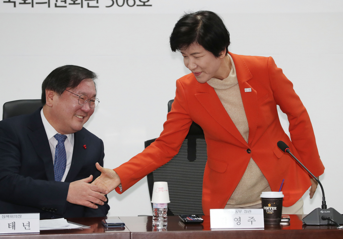 ▲22일 오전 국회 의원회관에서 열린 '국민생명 지키지 3대 프로젝트' 당정협의에서 더불어민주당 김태년 정책위의장(왼쪽)과 김영주 고용노동부 장관이 악수하고 있다. (연합뉴스)