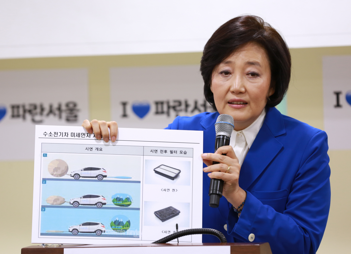 ▲6·13 지방선거 서울시장 출마를 준비 중인 더불어민주당 박영선 의원이 22일 국회 의원회관에서 기자간담회를 열고 최악의 미세먼지 대책으로 친환경 수소전기차 도입을 제안하고 있다.