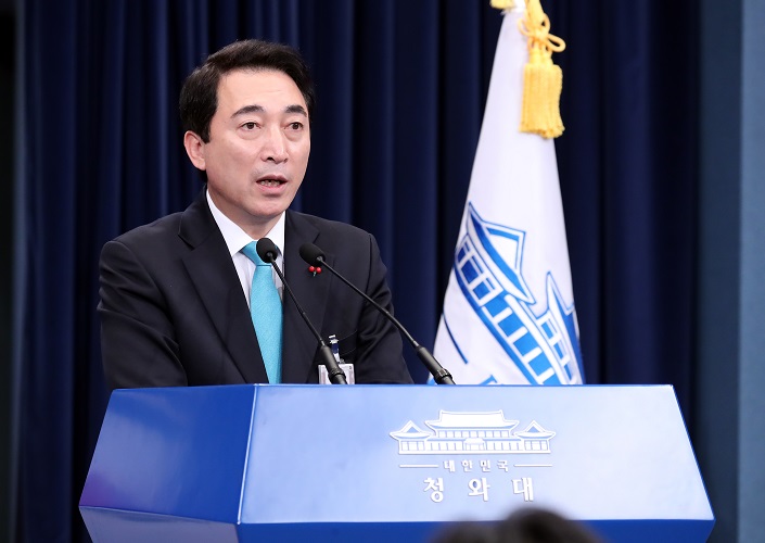 ▲박수현 청와대 대변인이 23일 오전 춘추관에서 브리핑을 열고 평창 동계올림픽과 관련한 입장을 밝히고 있다. 박 대변인은 야권을 비롯한 일각에서 평창 동계올림픽을 '평양올림픽'이라며 비난한 데 대해 불만을 표시하면서 '평화올림픽'이 될 수 있도록 여야와 국민이 힘을 모아야 한다고 밝혔다.(연합뉴스)